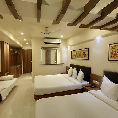 Shreeji Vatika Hotel Surat Bagian luar foto