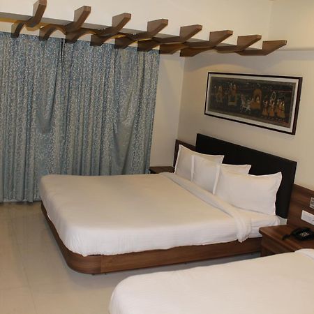Shreeji Vatika Hotel Surat Bagian luar foto