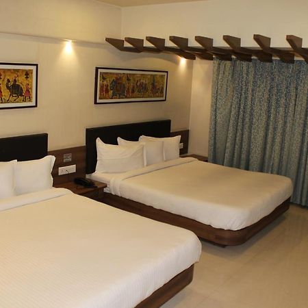 Shreeji Vatika Hotel Surat Bagian luar foto