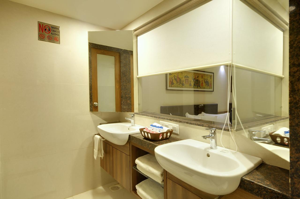 Shreeji Vatika Hotel Surat Bagian luar foto