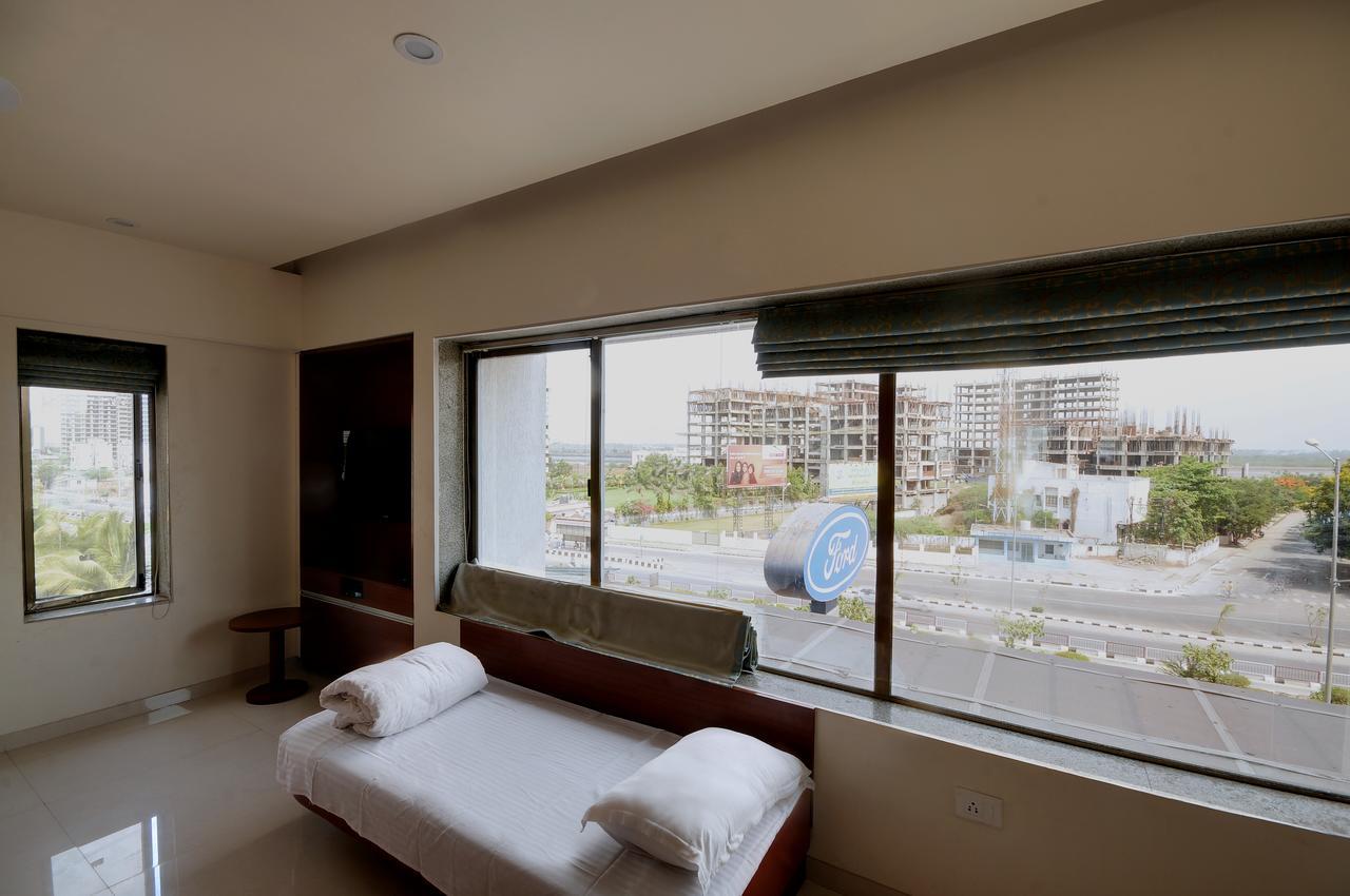 Shreeji Vatika Hotel Surat Bagian luar foto