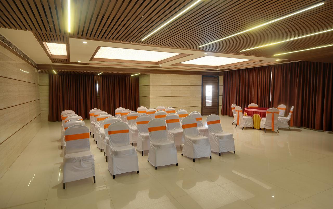 Shreeji Vatika Hotel Surat Bagian luar foto