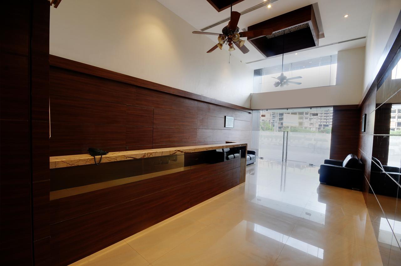 Shreeji Vatika Hotel Surat Bagian luar foto