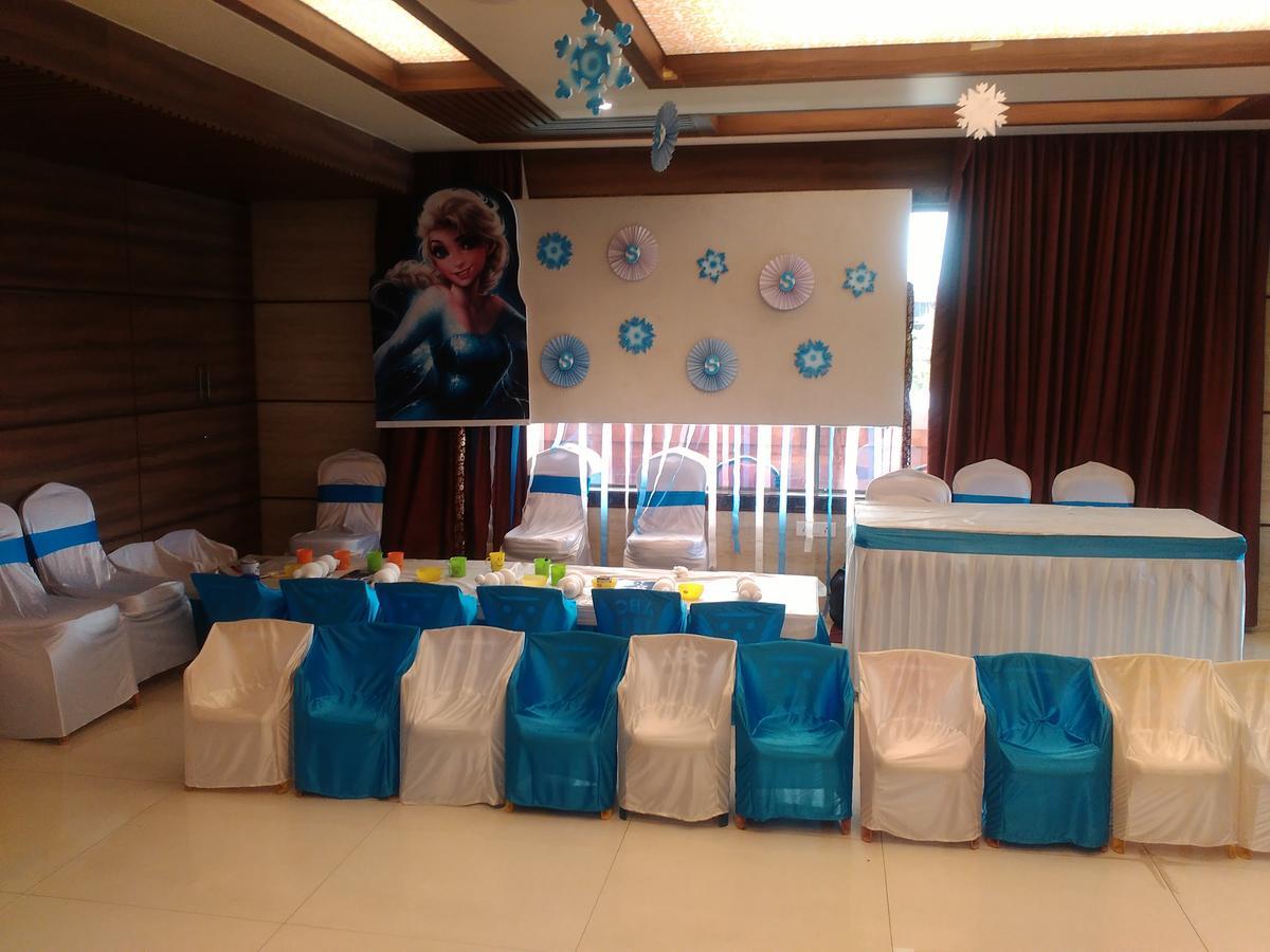 Shreeji Vatika Hotel Surat Bagian luar foto
