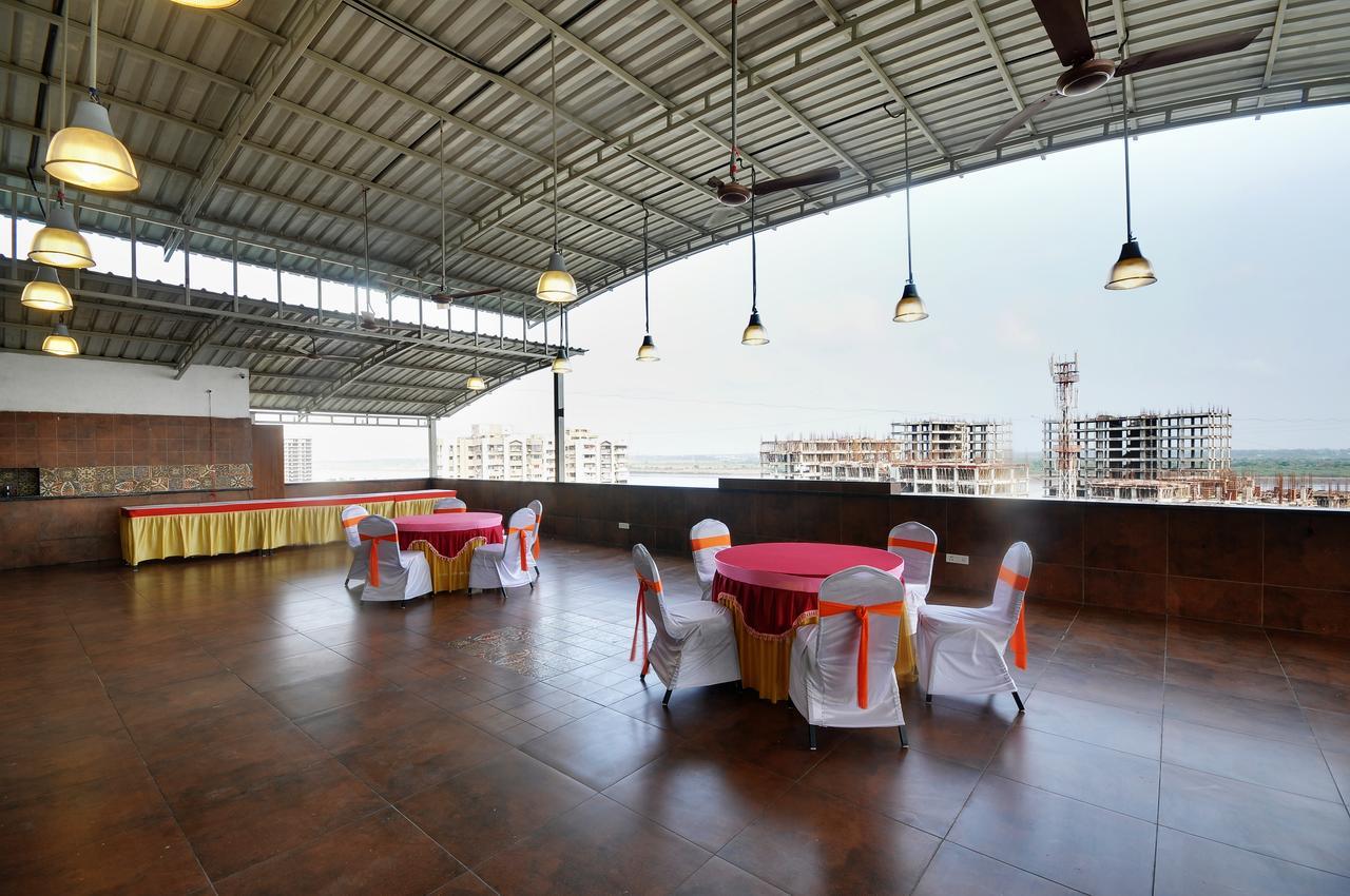 Shreeji Vatika Hotel Surat Bagian luar foto
