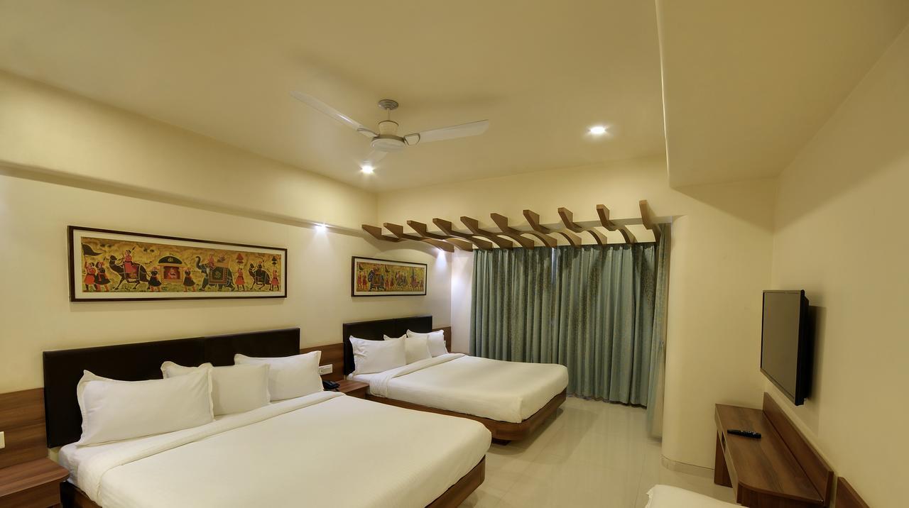 Shreeji Vatika Hotel Surat Bagian luar foto