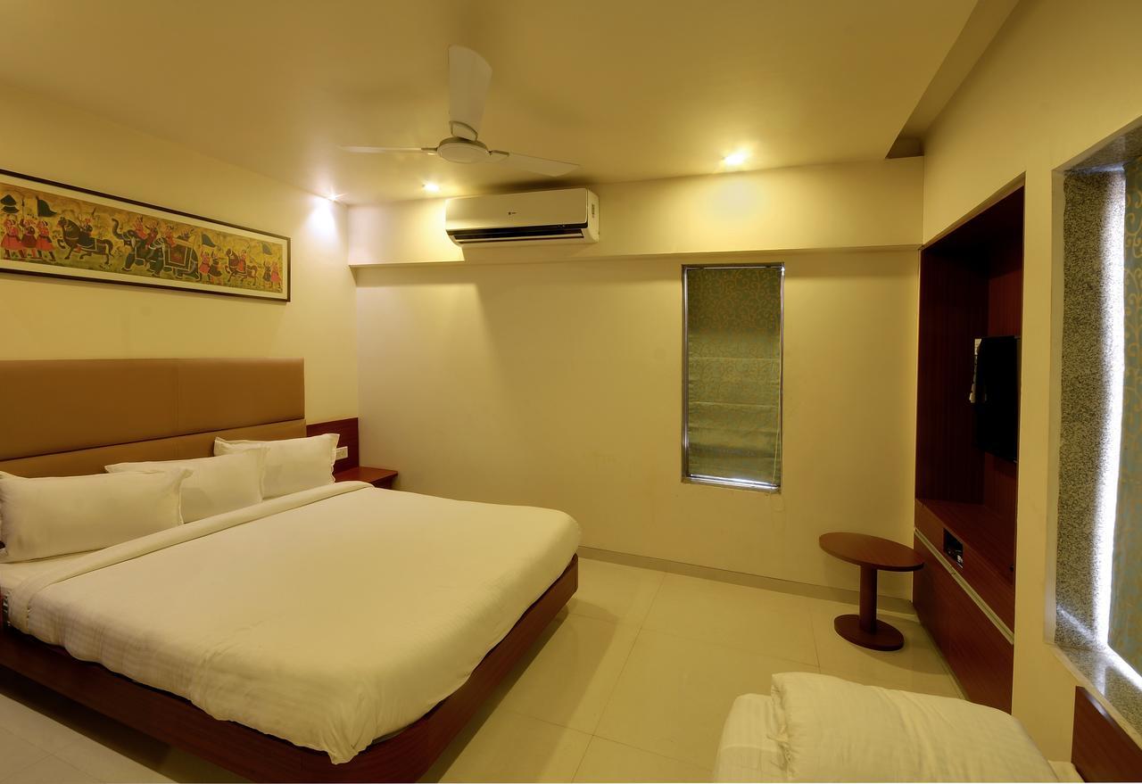 Shreeji Vatika Hotel Surat Bagian luar foto