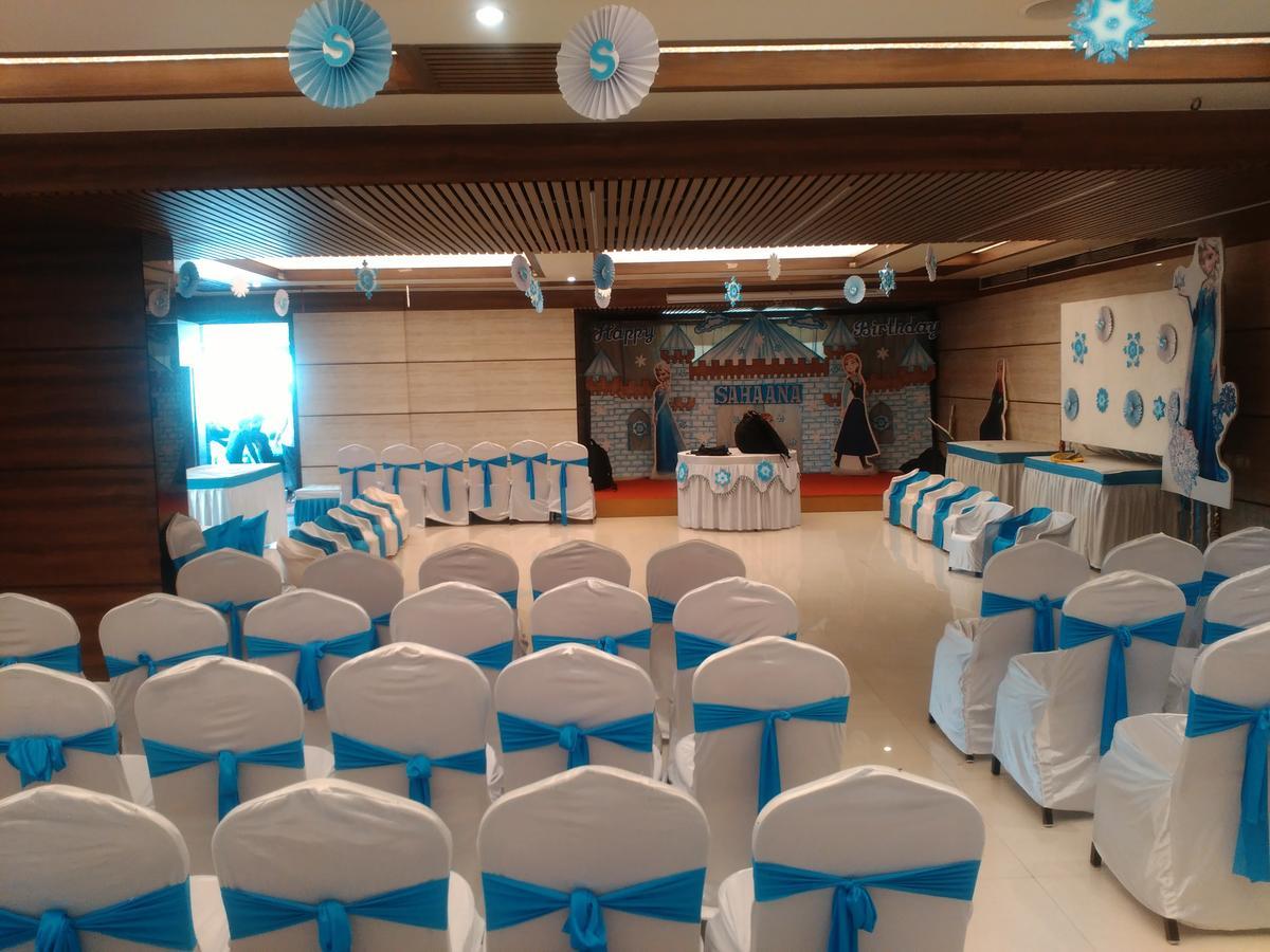 Shreeji Vatika Hotel Surat Bagian luar foto