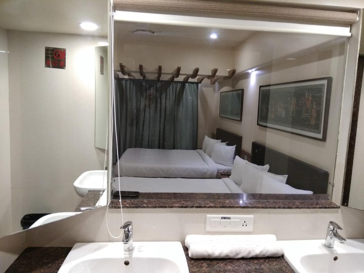 Shreeji Vatika Hotel Surat Bagian luar foto