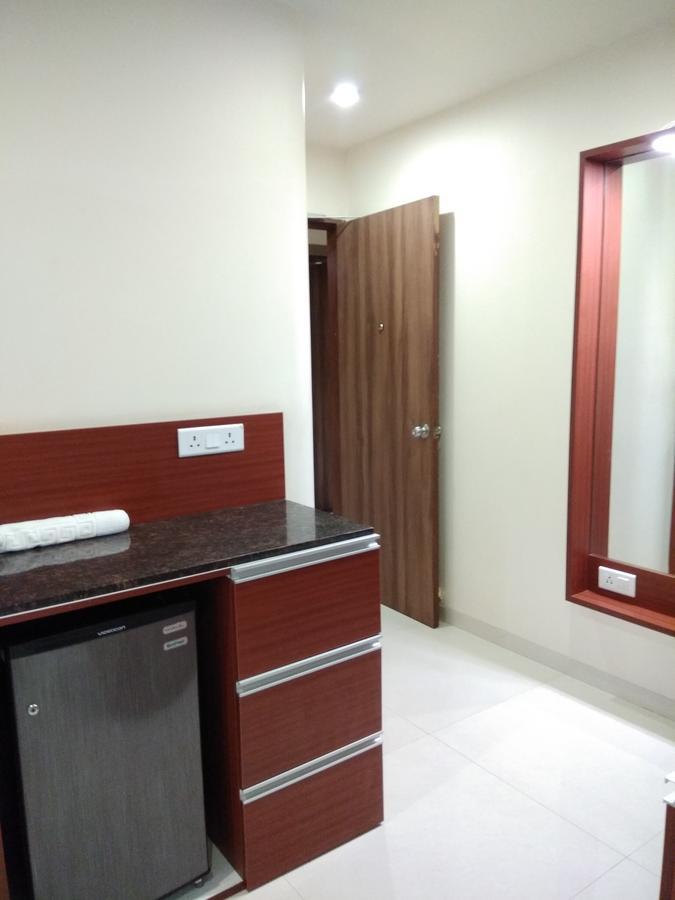 Shreeji Vatika Hotel Surat Bagian luar foto