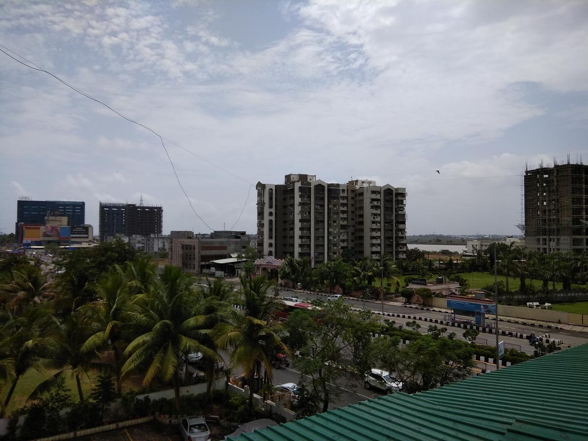 Shreeji Vatika Hotel Surat Bagian luar foto