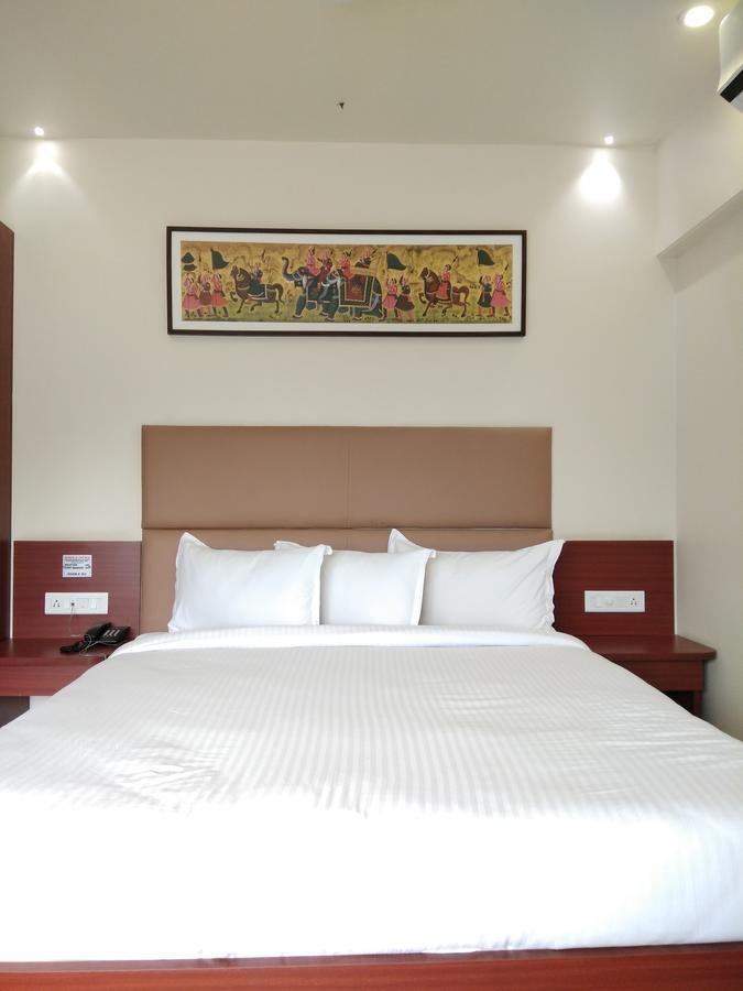 Shreeji Vatika Hotel Surat Bagian luar foto