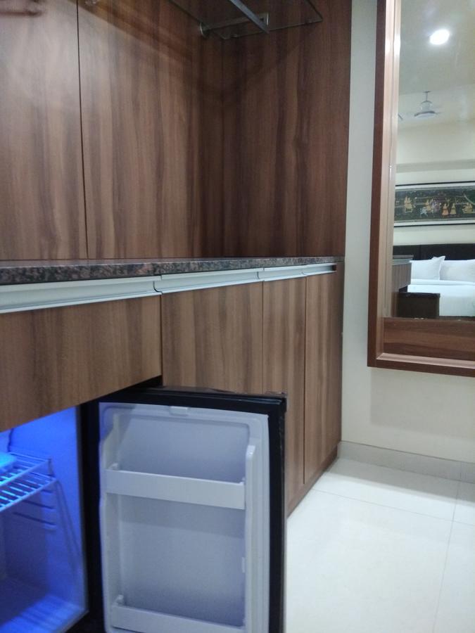 Shreeji Vatika Hotel Surat Bagian luar foto