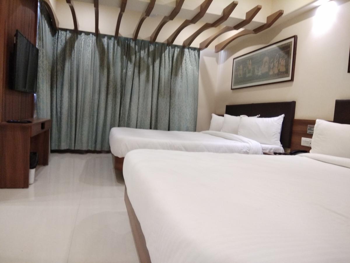 Shreeji Vatika Hotel Surat Bagian luar foto
