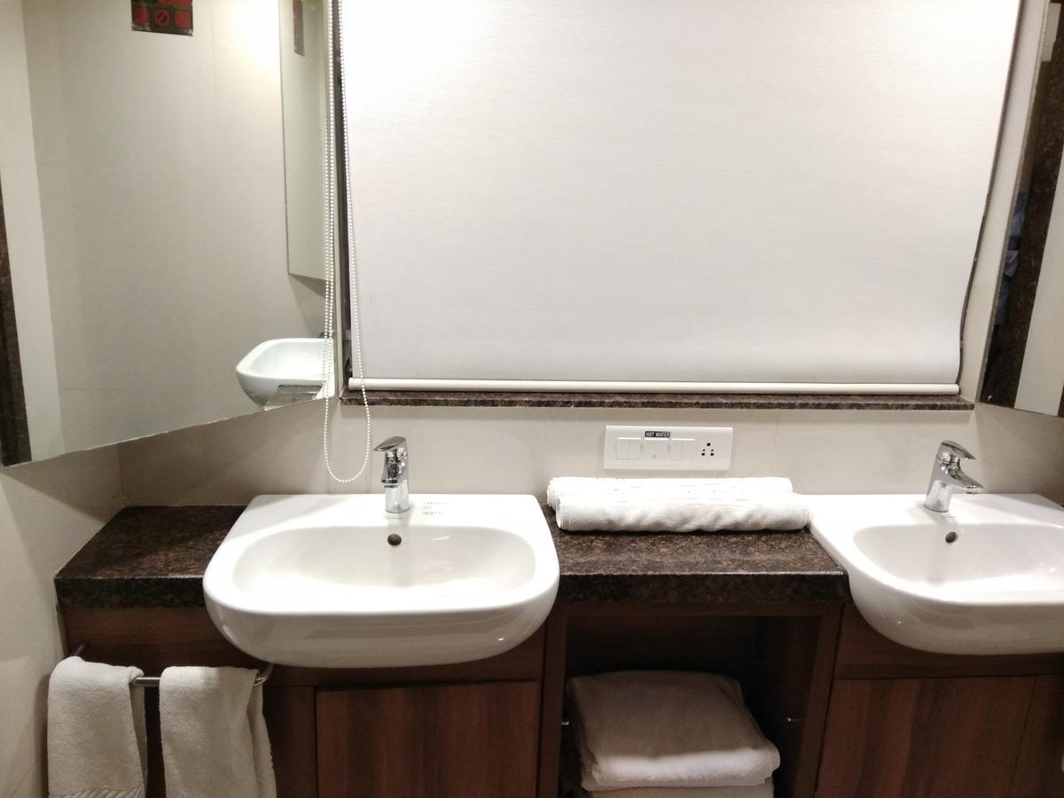 Shreeji Vatika Hotel Surat Bagian luar foto