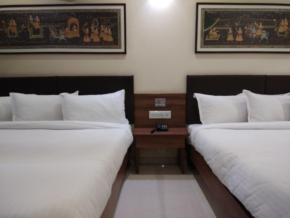 Shreeji Vatika Hotel Surat Bagian luar foto
