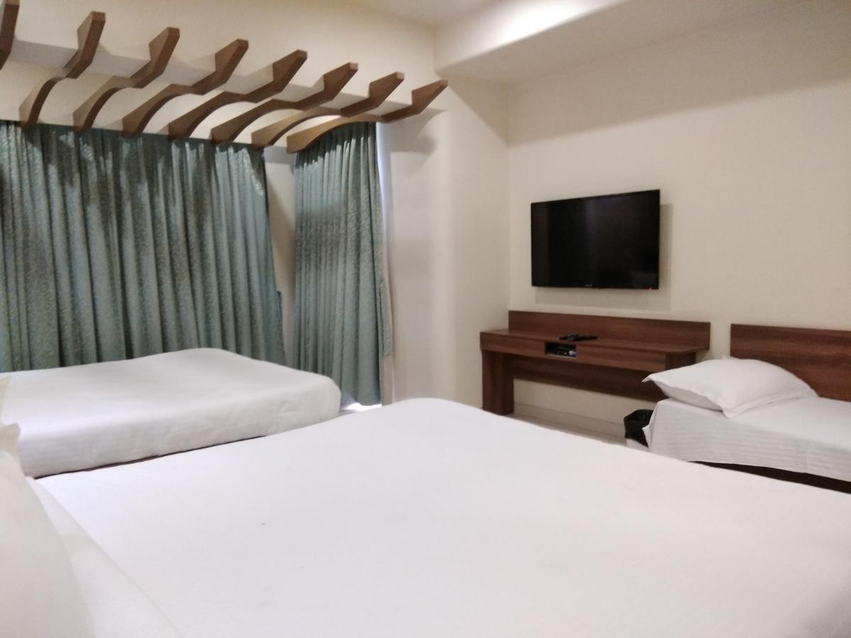Shreeji Vatika Hotel Surat Bagian luar foto