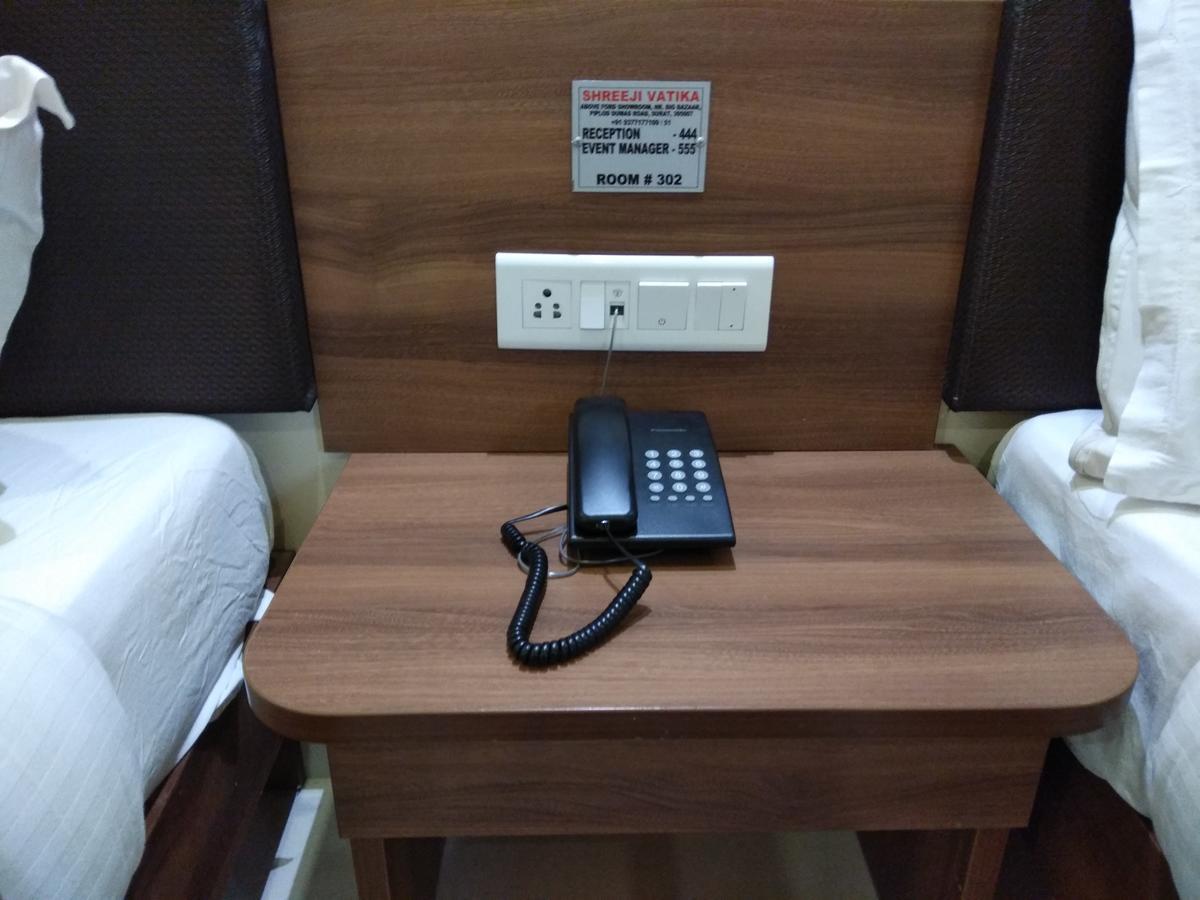 Shreeji Vatika Hotel Surat Bagian luar foto