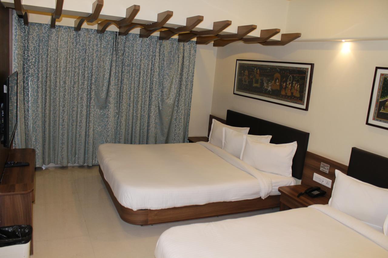 Shreeji Vatika Hotel Surat Bagian luar foto