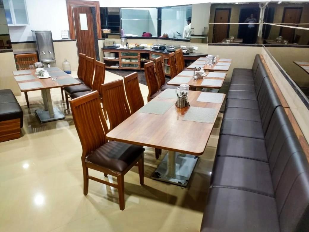 Shreeji Vatika Hotel Surat Bagian luar foto